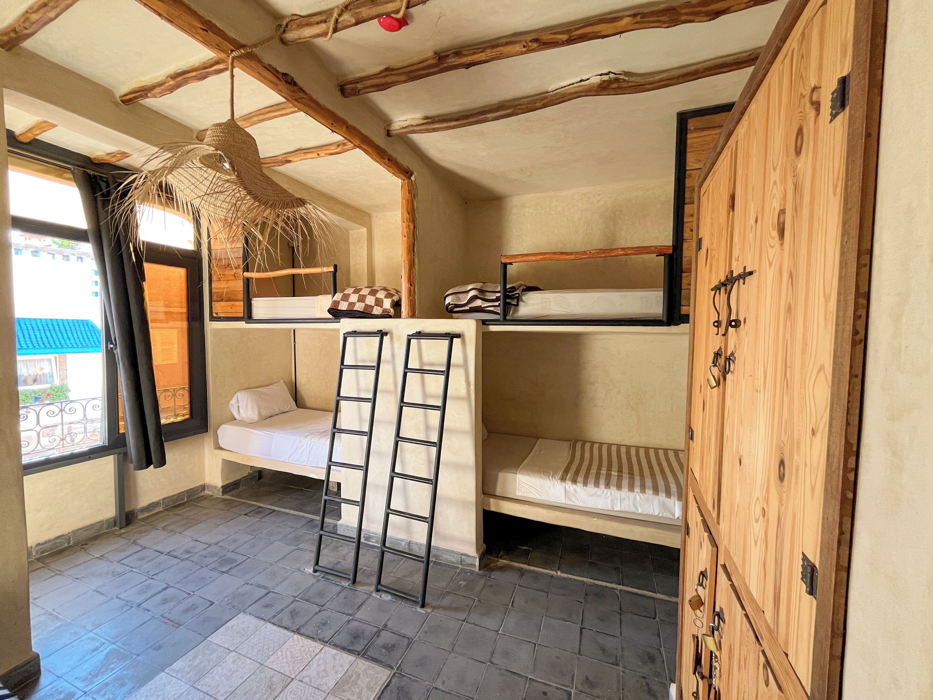 Dormitorio compartido clásico, solo para mujeres | Edredones de plumas, colchones Select Comfort, wifi gratis