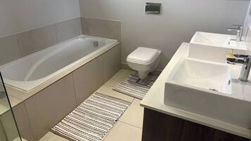 Apartment, 2 Bedrooms, Accessible, Balcony | Bathroom