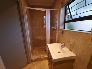 Deluxe Quadruple Room, Patio, Garden View | Bathroom | Combined shower/bathtub, towels, soap, shampoo - Ojong's Self-Catering Accommodation (Cape Town)