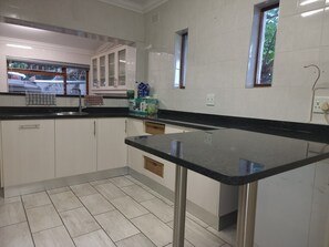 Full-sized fridge, microwave, stovetop - Ojong's Self-Catering Accommodation (Cape Town)