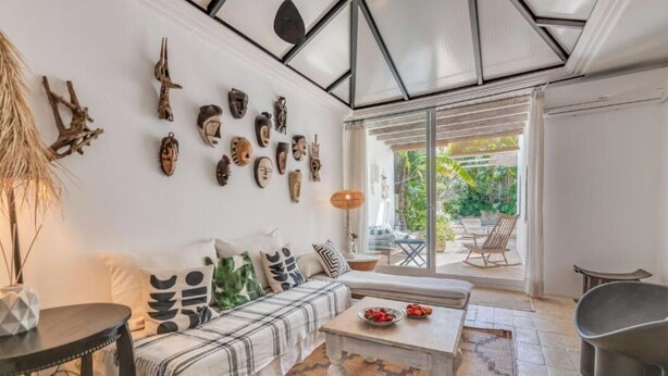 A modern living room with a sofa, coffee table, and wall art. - Magnificent 3-bedroom Andalusian family villa near the beach and Puerto Banús (Marbella)