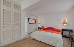 3 bedrooms, iron/ironing board, WiFi, bed sheets - Magnificent 3-bedroom Andalusian family villa near the beach and Puerto Banús (Marbella)