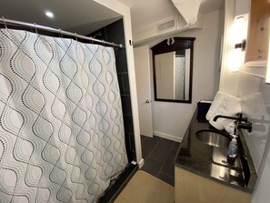 Shower, hair dryer, towels, soap - Liberty Parents Crash Pad - cozy private basement apt near campus (Lynchburg)