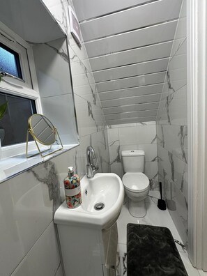 Hair dryer, towels - Spacious & Relaxing 4BR House | Excellent transpo. (Luton)