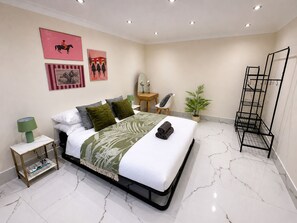 Iron/ironing board, free WiFi, bed sheets - Spacious & Relaxing 4BR House | Excellent transpo. (Luton)