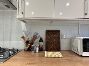Fridge, microwave, oven, stovetop - Spacious & Relaxing 4BR House | Excellent transpo. (Luton)