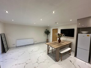 Dining - Spacious & Relaxing 4BR House | Excellent transpo. (Luton)
