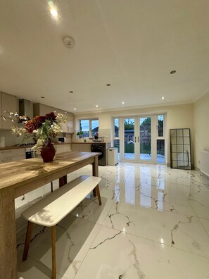 Dining - Spacious & Relaxing 4BR House | Excellent transpo. (Luton)