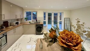 Una cucina moderna con lavastoviglie, forno a microonde e un'ampia finestra.