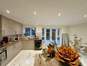 Fridge, microwave, oven, stovetop - Spacious & Relaxing 4BR House | Excellent transpo. (Luton)