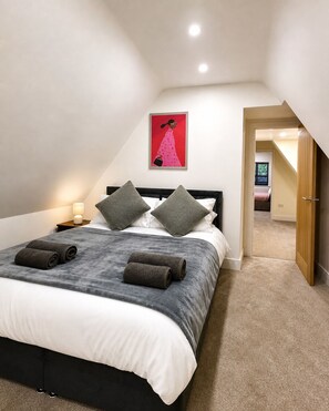 Iron/ironing board, free WiFi, bed sheets - Spacious & Relaxing 4BR House | Excellent transpo. (Luton)