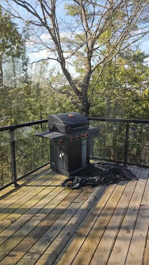A barbecue grill on a wooden deck with a metal railing. - Otter Lake Cottage, 4 Bedroom, 2 Bath, Lake Views (Seguin)