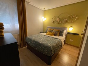 Iron/ironing board, Internet, bed sheets - By the Cathedral with optional parking. (Burgos)