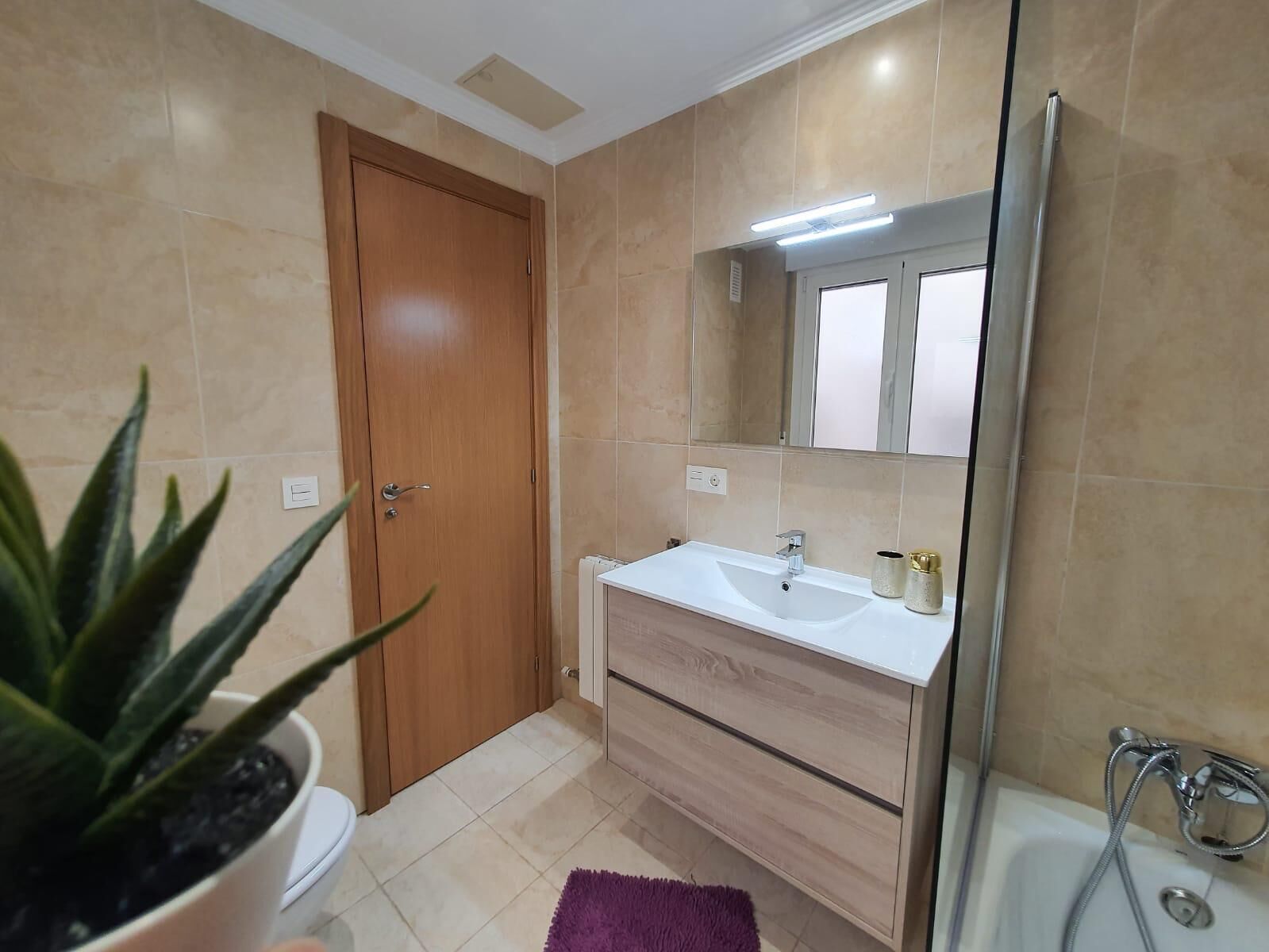 Sèche-cheveux, bidet, serviettes fournies, savon
