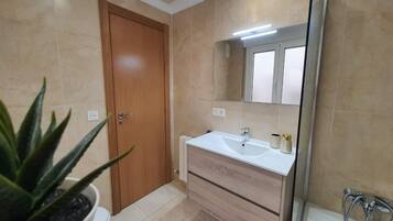 SĂšche-cheveux, bidet, serviettes fournies, savon