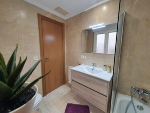 Hair dryer, bidet, towels, soap - By the Cathedral with optional parking. (Burgos)