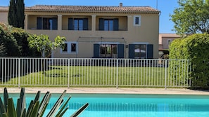 A two-story building with a swimming pool in the foreground. - Le Mas des Oliviers - Swimming pool & Farniente (Sernhac)