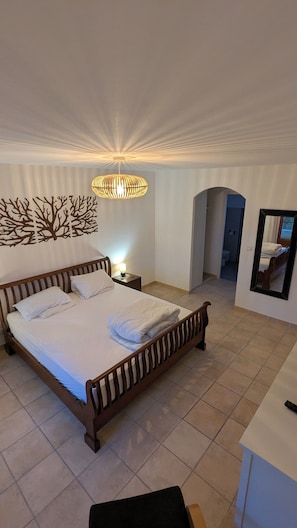 5 chambres, coffres-forts dans les chambres, bureau
