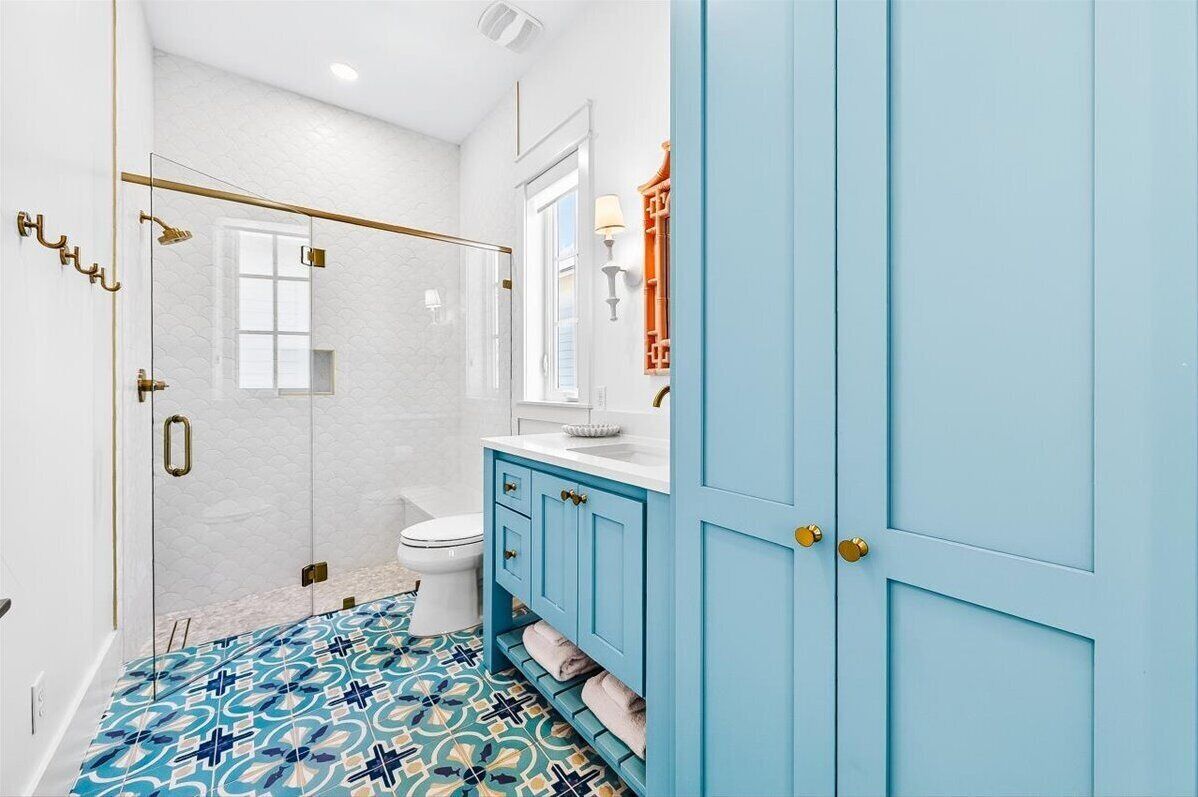 A bathroom with a shower, toilet, and vanity.