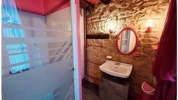 Een douche, een haardroger, handdoeken, zeep