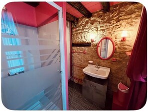 Douche, sèche-cheveux, serviettes fournies, savon