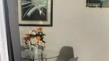 Apartment, 1 Bedroom, Accessible, Fireplace | Dining