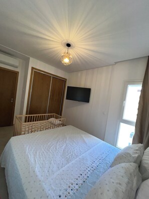 2 bedrooms, travel cot, WiFi, bed sheets