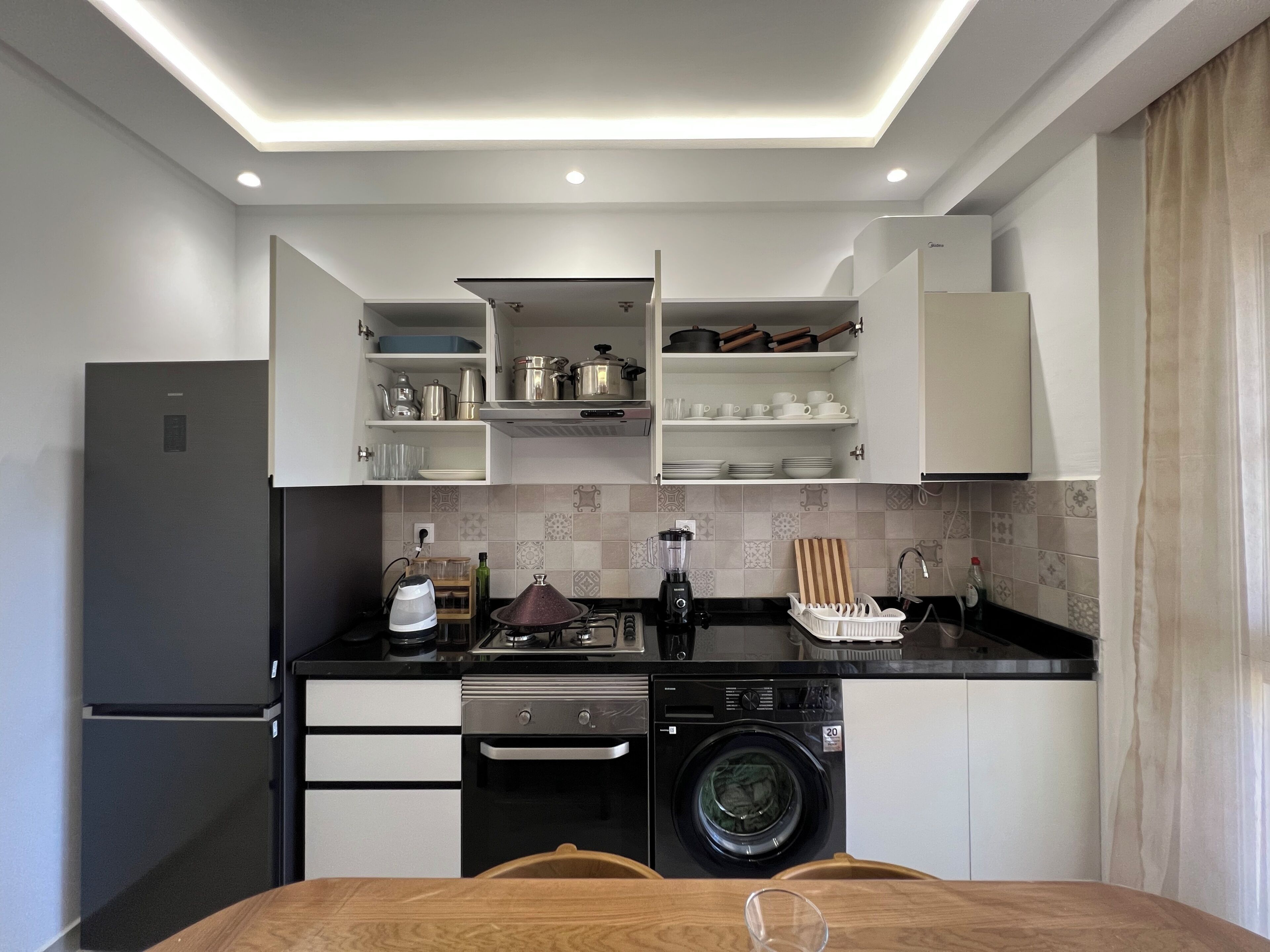 Fridge, oven, stovetop, electric kettle