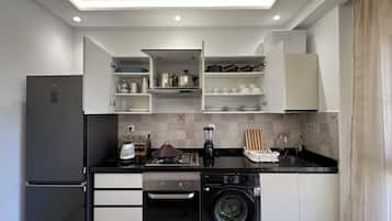 Frigorifero, forno, piano cottura, bollitore elettrico