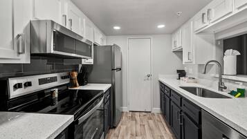 Apartment, 2 Bedrooms, Non Smoking, Kitchen | Private kitchen