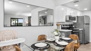 Apartment, 2 Bedrooms, Non Smoking, Kitchen | In-room dining
