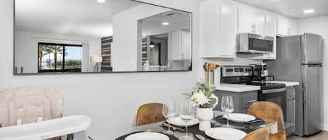 Apartment, 2 Bedrooms, Non Smoking, Kitchen | In-room dining