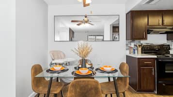 Appartement, 2 chambres, non-fumeurs, cuisine | Restauration dans la chambre