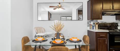Apartment, 2 Bedrooms, Non Smoking, Kitchen | In-room dining
