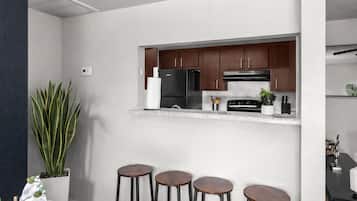 Appartement, 2 chambres, non-fumeurs, cuisine | Cuisine privée | Grand réfrigérateur, micro-ondes, four, plaque de cuisson