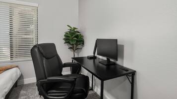 Departamento, 2 habitaciones, para no fumadores, cocina | Escritorio y espacio para trabajar con laptop