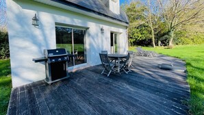 A modern house with a patio, a barbecue grill, and a dining area. - Maison Familiale- Carnac & La Trinité (Carnac)