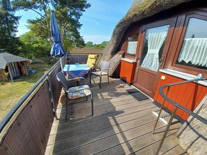 Outdoor dining - Cozy little vacation apartment with meadow view (Wieck auf Darß)