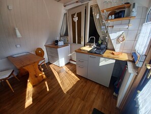 Fridge, stovetop, coffee/tea maker, electric kettle - Cozy little vacation apartment with meadow view (Wieck auf Darß)
