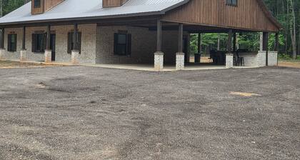Gorgeous rustic modern home tucked away in Texarkana - 4 bedrooms available