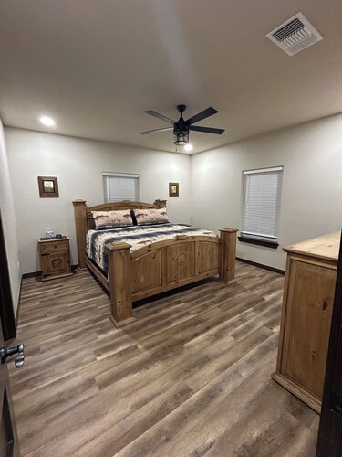 Gorgeous rustic modern home tucked away in Texarkana - 4 bedrooms available