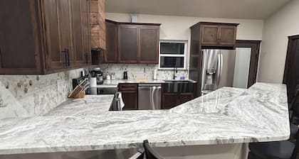 Gorgeous rustic modern home tucked away in Texarkana - 4 bedrooms available