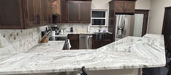 Gorgeous rustic modern home tucked away in Texarkana - 4 bedrooms available