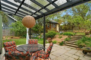 Outdoor dining - 2-bedroom house, close to the city with Hot Tub (Seattle)