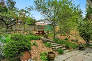 Outdoor dining - 2-bedroom house, close to the city with Hot Tub (Seattle)