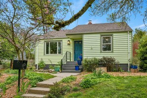 Exterior - 2-bedroom house, close to the city with Hot Tub (Seattle)