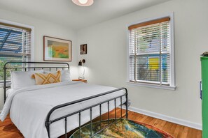 2 bedrooms, iron/ironing board, Internet, bed sheets - 2-bedroom house, close to the city with Hot Tub (Seattle)