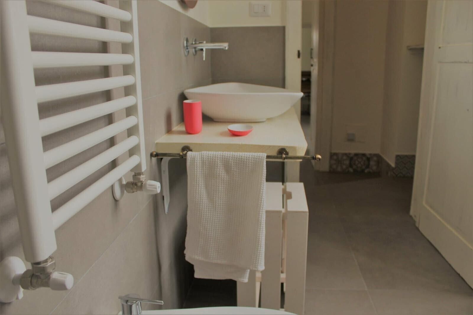 Douche, sèche-cheveux, serviettes fournies