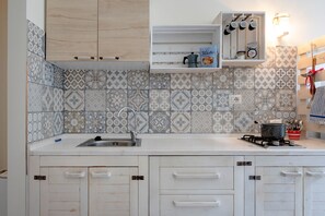 Refrigerador, parrilla de estufa, utensilios de cocina y condimentos 