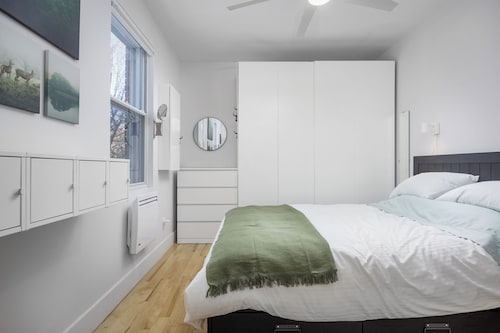 Cozy pied à terre with private garden, in trendy Pointe Saint Charles.